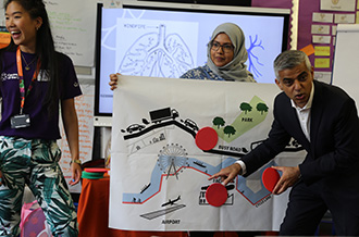 Mayor of London Sadiq Khan joins Esther Lie from Centre of the Cell to explain to Class 4KW where air pollution is found
